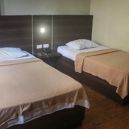 Oyo 1011 First Hotel 马尼拉 外观 照片