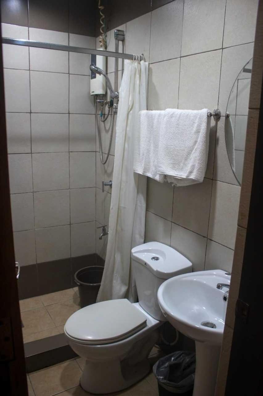 Oyo 1011 First Hotel 马尼拉 外观 照片